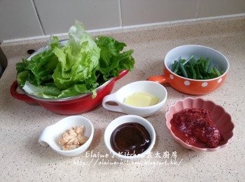 step2: 蔥洗淨切段 , 生菜洗淨 , 桂侯醬 , 南乳及腐乳份量分別用碟盛起