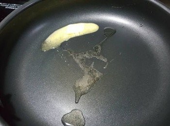 step7: 用少許油起鑊,加入約1湯匙牛油煮溶