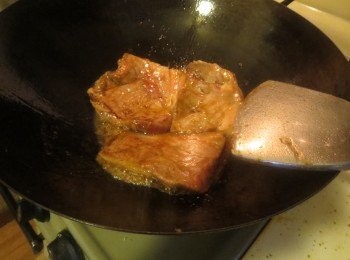 step2: 鍋燒熱油，先將一面煎香,再翻轉煎另一面