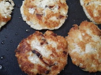 step3: 煎的時候壓成扁狀兩面煎熟~完成