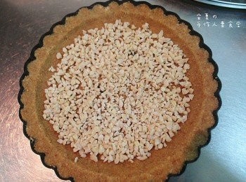 step3: 鋪一層杏仁粒或任何喜歡的<span class="group_1">食材</span>