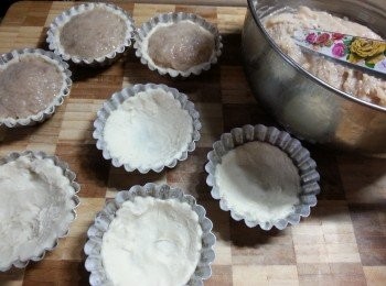 step8: 將酥皮放入撻模內壓貼,再釀入蝦膠