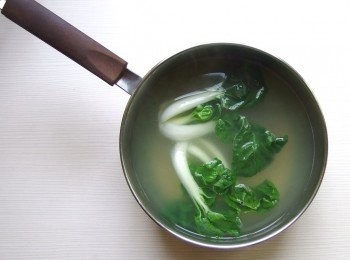 step6: 另準備一鍋水煮滾後,放入黑葉白菜汆燙至熟,起鍋後再放入麵條煮至喜歡的熟度。