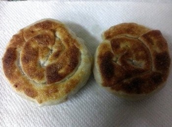 step8: 培根油的還蠻多的~但很香喔~用紙巾吸一下油~