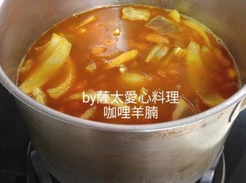 step6: 加入羊腩和調味料，薯仔不加入，加水蓋過面，大火煮滾，细火 煮45分鐘，至筷子容易穿過，放入薯仔煮15分鐘，調味即可享用。
