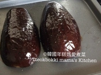 step1: 焗爐預熱180度
茄子洗淨抹乾後切開一半，然後灑上適量的鹽、黑胡椒粉及塗上橄欖油。
放入已預熱焗爐焗大約7-8分鐘，