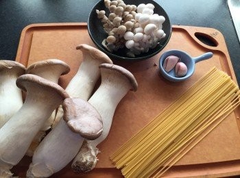 step1: 將蒜頭切成蒜蓉，松茸菇和白菇沖洗備用。
雞脾菇上下切開分成2半，下半白色莖部切成幼條備用。