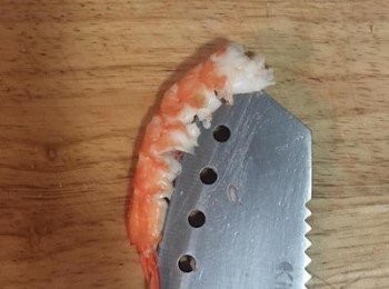 step9: 去殼後的蝦子，先在腹部橫劃3～4刀，方便將蝦子拉直，但不要把蝦子切斷。