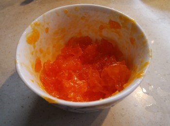 step1: 取出鹹蛋黃, 用叉壓碎