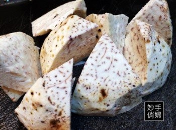 step3: 接著把在市場買的火鍋料及配料洗淨,切成適當大小~如果是煮芋頭的話,要稍微大塊一點~