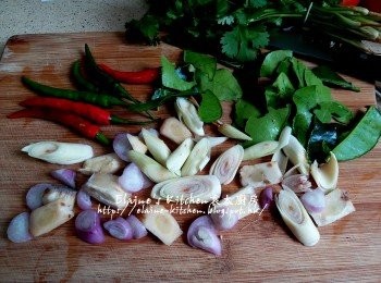 step5: 檸檬葉撕碎 , 南薑切片 , 香茅拍一拍切片 , 辣椒洗淨 , 乾蔥頭去衣切片