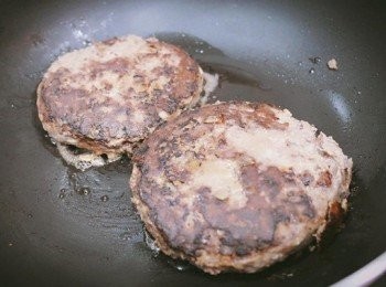 step8: 底部變色後翻面轉小火蓋上鍋蓋煎約4分鐘。