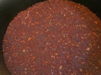 step11: － 蛋糕模具先鋪上烘焙紙，把牛油餅碎加入並用大匙壓實，放入雪櫃備用