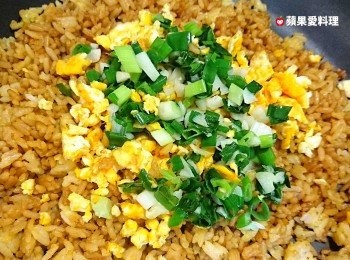 step7: 起鍋前，將炒蛋和「葱蒜油」倒回來拌勻即可。