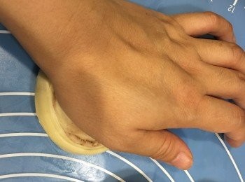 step15: 再把每個切開後的麵糰先用手掌壓平，再用捧再壓。