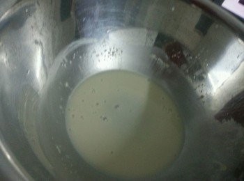 step2: 酵母粉1茶匙加2茶匙水，待用。