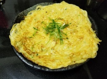 step6: 做法 :

將薯仔切幼條或用刨刨出幼條 , 再用清水或可用暖水浸泡 2 次 , 每次浸泡 15 分鐘去除澱粉質 , 再炒薯條時不會變成糊及可爽脆 .

將雞蛋打好放入少少鹽 , 糖 , 麻油 , 雞粉，胡椒粉，蔥花撈好備用 , 爆香蒜頭 , 乾蔥放入薯條用少少鹽 , 爆炒至金黃色上碟 , 稍為放涼後撈入蛋汁, 閒置 5 分鐘等薯條吸收蛋汁, 再大火燒紅油鑊 , 熄火倒入薯條蛋汁 , 再開火用中細火慢煎至一邊成形 , 之後再返轉慢煎至成形 , 上碟放上少少蔥花, 完成 .