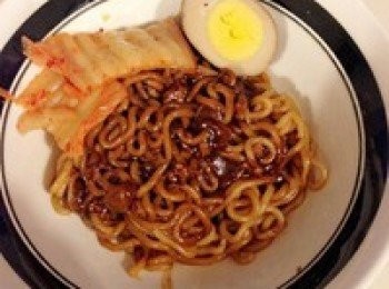 step7: 拌勻，然後放些滷蛋和泡菜 ，韓式炸醬麵食譜完成