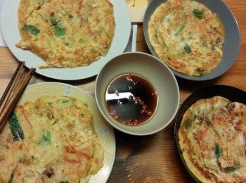 step7: 最後把餅型修圓一點，再分成若干份，和醬汁一起上桌，韓式海鮮餅食譜完成