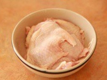 step1: 雞腿剔骨,展開,將內層筋的位置橫切幾刀,以防煎製的過程中捲曲