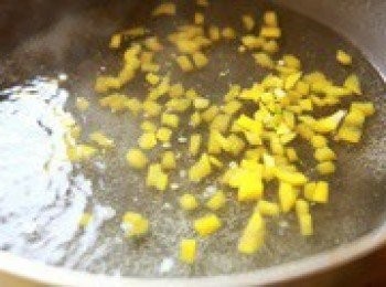 step7: 黃椒過沸水焯熟