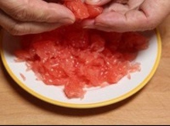 step1: 把柚子掰成很多小塊