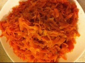 step2: 胡蘿蔔擦成絲，加一小勺鹽殺去水分，攥幹備用。