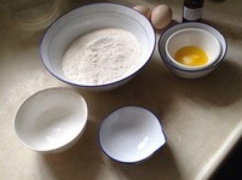 step1: 雞蛋打破把蛋清倒出來,放到一個大碗裡,蛋黃加進麵粉裡