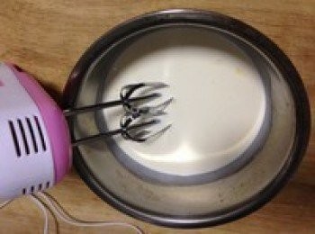 step4: 300g淡奶油加入35g砂糖開始打發。（淡奶油需要冷藏至少四小時以上才會容易打發）