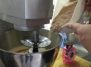 step1: 將所有原料於揉麵粉機攪拌至稍濃稠液狀(經驗談)，所以無法給於確定時間。