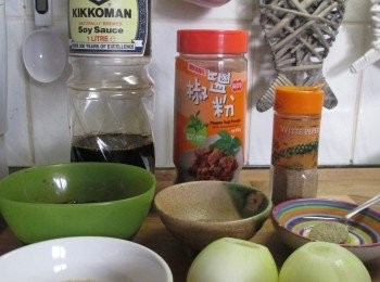 step6: 自製甜辣洋蔥醬汁(材料所需:洋蔥4顆、醬油3茶匙、鹽椒粉2茶匙、白胡椒粉1茶匙、砂糖2大匙與紹興酒(取代米酒)1大匙)