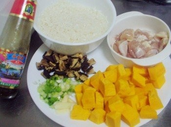 step1: 1.先準備好所需<span class="group_1">材料</span>ˊ米以平時清洗方式處理好ˊ
蒜頭切片ˊ 香菇泡軟切小丁ˊ 
雞腿肉切小丁ˊ南瓜切小丁ˊ蔥切蔥花備用