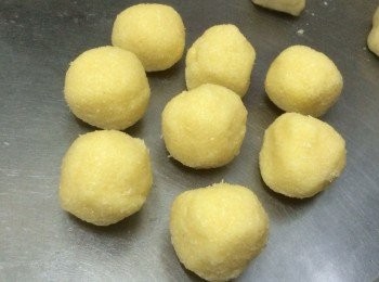 step4: 平均分成8等份搓圓備用