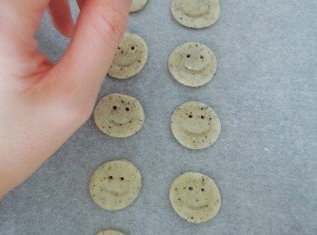 step6: 利用竹签搓两个小洞当笑笑脸的眼睛。