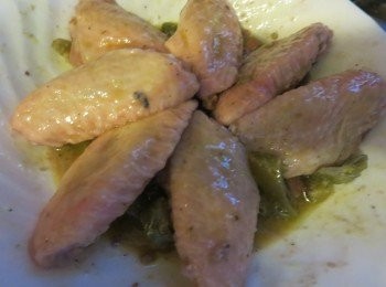 step2: 把所有醬料和鸡捞匀腌十五分钟后，蒸十五分钟，简单又惹味的蝦酱蒸滑鸡就可以了