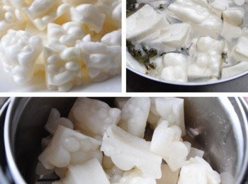 step2: 接著苦瓜刨除內膜切片，放入茶葉水滾煮，撈起備用 ※苦瓜剖開後，用湯匙刨除內膜，再以茶葉水滾煮，不但可去掉部分的苦澀還有茶葉香...