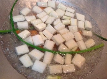 step2: 皎白筍、紅蘿蔔切丁略燙，裝飾用韮菜花微燙