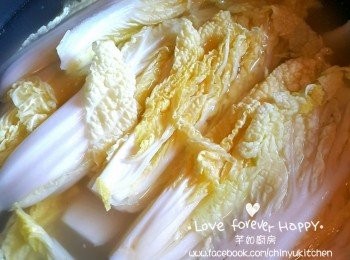 step4: 高溫燒熱鑊, 爆香薑片及蒜茸, 放入津白/娃娃菜炒勻, 加入清雞湯煮至菜軟身