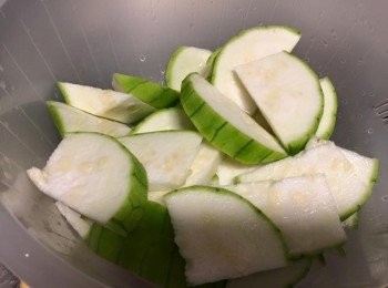 step1: 絲瓜切塊備用，不要切太薄影響口感