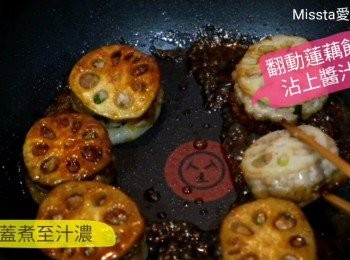 step7: 閧蓋煮至汁濃，翻動蓮藕餅沾上醬汁。