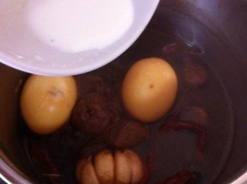 step4: 把雞腿盛起，芡粉混合，倒入鍋內大火煮滾即可。