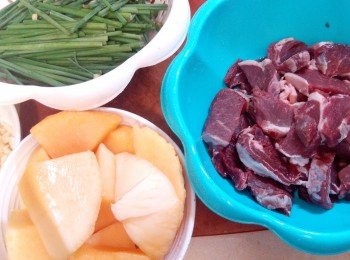 step2: 把牛柳洗淨，用刀背輕刴，使其肉質鬆軟，再把牛柳切件，用鹽、糖、豉油及米酒醃味。