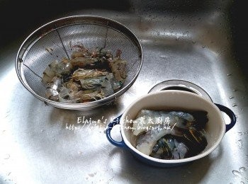 step3: 新鮮海蝦去頭去殼留用 , 蝦身留尾殼 , 在背部用剪刀剪開蝦身去腸