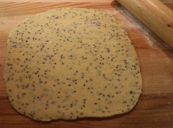 step5: 工作枱灑上少許麵粉，放上已醒好的麵糰，用麵棒擀成薄麵片，