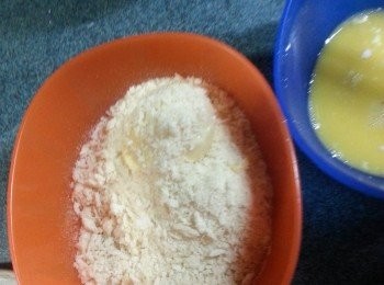 step5: 再沾滿麵包糠放在已舖牛油紙的碟上