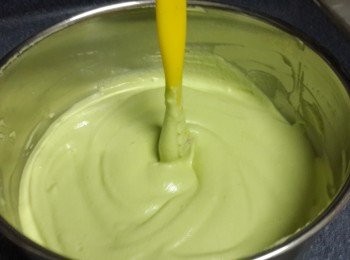 step15: 用刮刀再以切拌法形式快速將蛋糕糊混合均勻，用刮刀放入，而不跌，即可（有烘焙高手說過，刮刀放入蛋糕糊中而不跌，未烤已經成功一半）