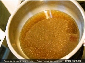 step4: 取一鍋具，將240ml黑木耳養生露倒入鍋中，直接加熱片刻。