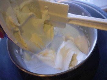 step4: >>馬士卡彭放軟。與打發的鮮奶油拌勻。