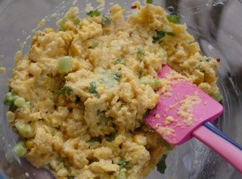 step2: 將粟米蓉，粟米粒（50克），青蔥粒，蒜末及芫茜拌勻