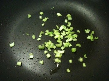 step4: 炒菜梗：同一個平底鍋，再放入步驟2的菜梗，開中火續炒，炒約20秒即可盛起備用。